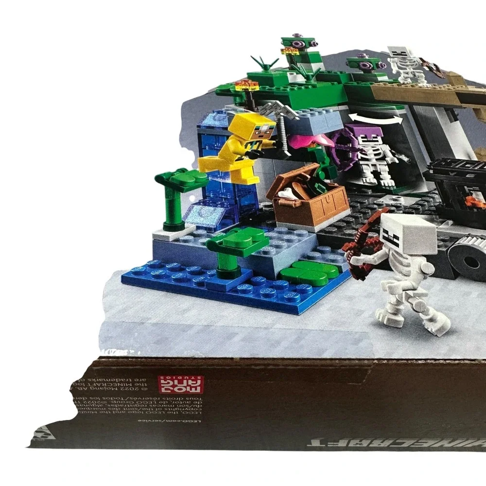 LEGO Minecraft The Skeleton Dungeon 21189 364 Pieces New Sealed Damaged Box